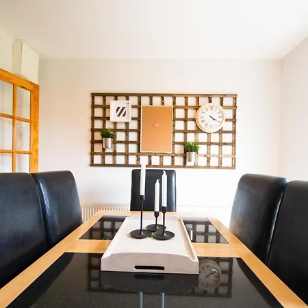 Spacious Three Bedroom In 번드런