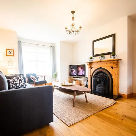 Spacious Three Bedroom In * 번드런
