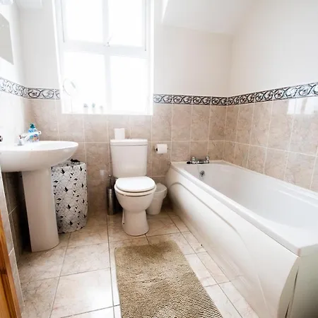 Beautiful Three Bedroom In Holiday home *