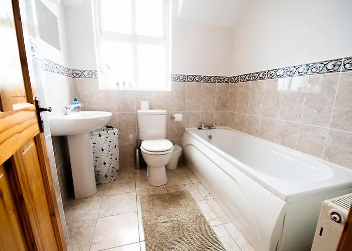 Beautiful Three Bedroom In Holiday home *